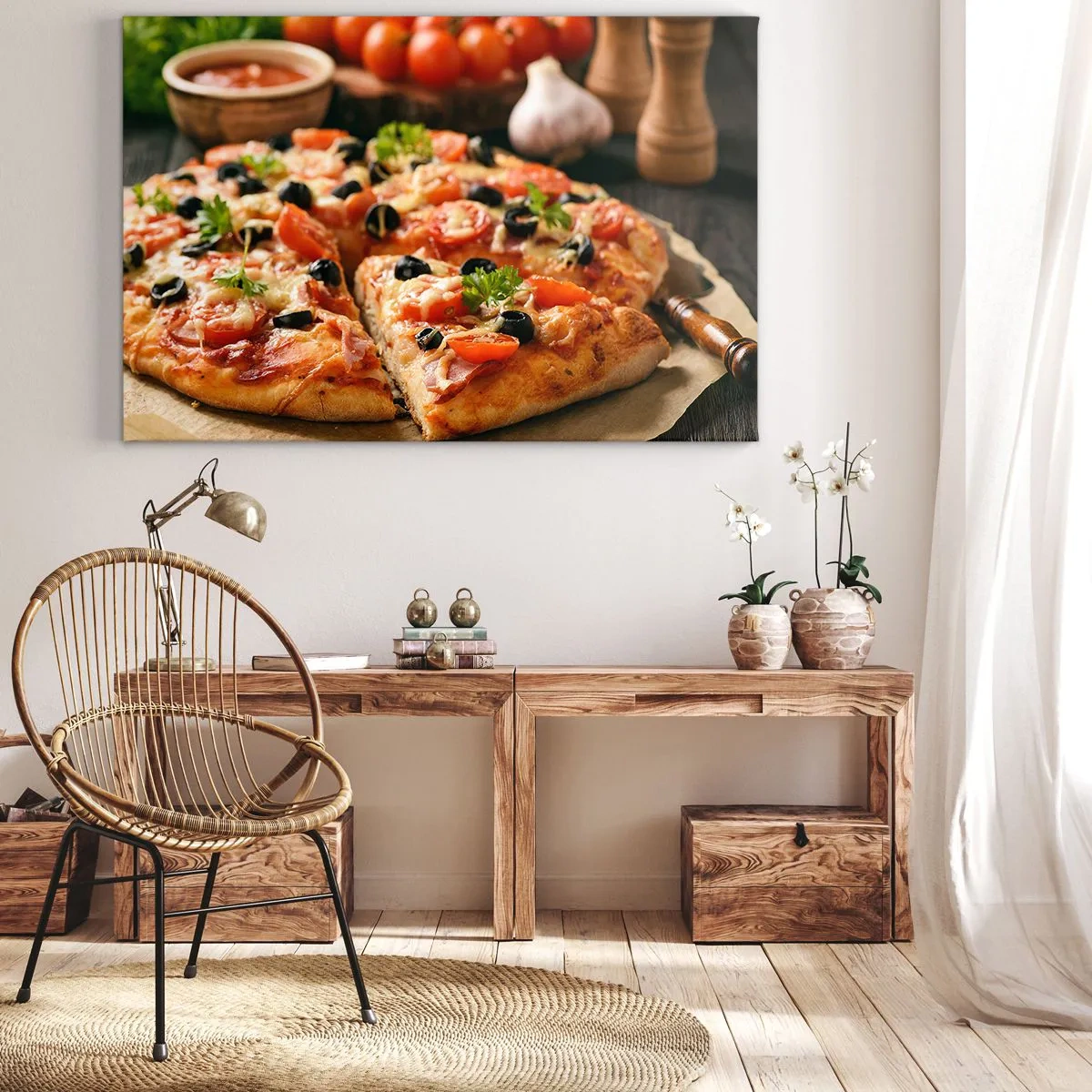 Obraz na plátne - Pizza s paradajkami, olivami a čerstvými bylinkami na stole - 70x50cm - Opäť si mal šťastie - Moderná nástenná dekorácia do obývacej izby a spálne ARTTOR