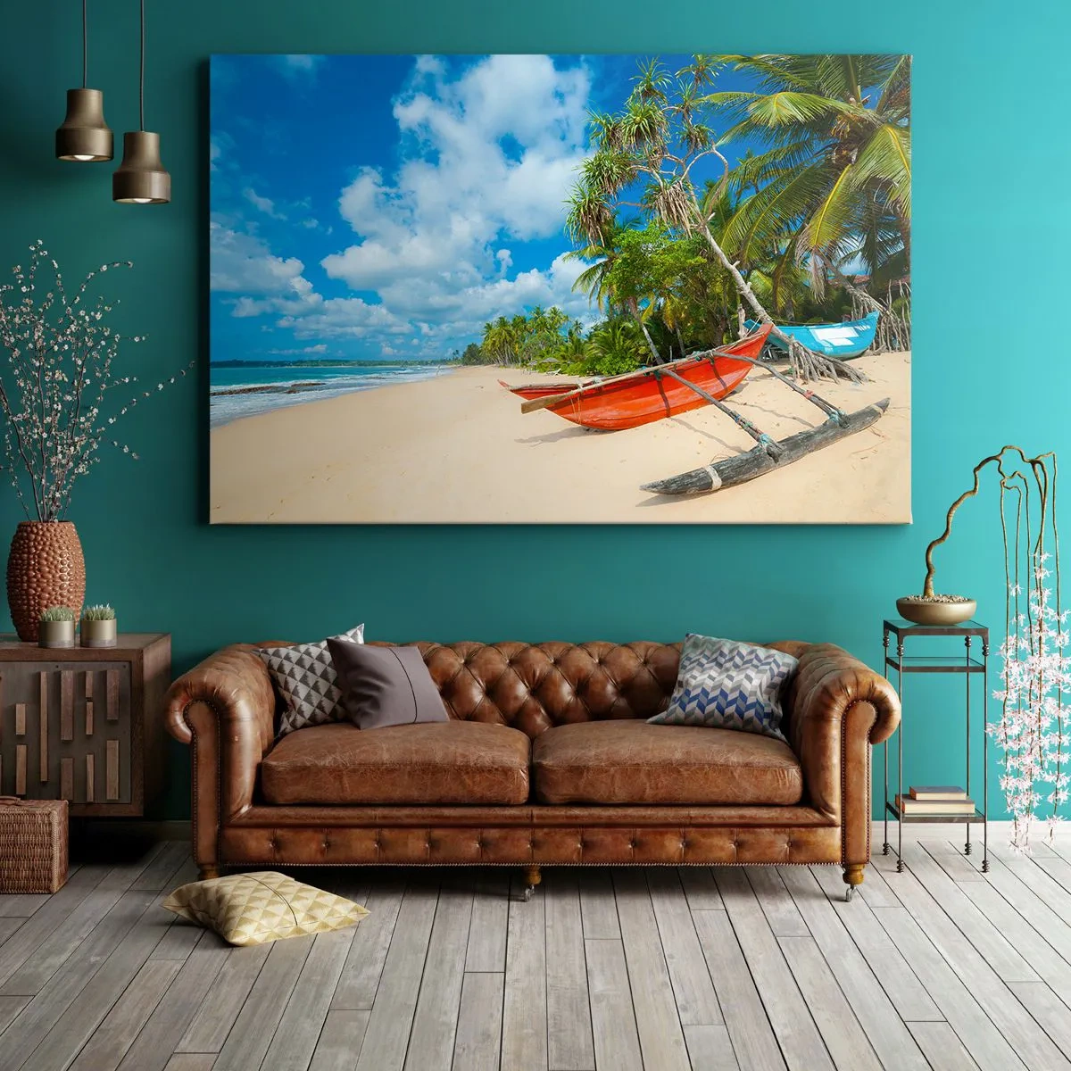 Obraz na plátne - Tropická pláž s palmami a farebnými loďkami - 70x50cm - Kúzlo trópov - Moderná nástenná dekorácia do obývacej izby a spálne ARTTOR