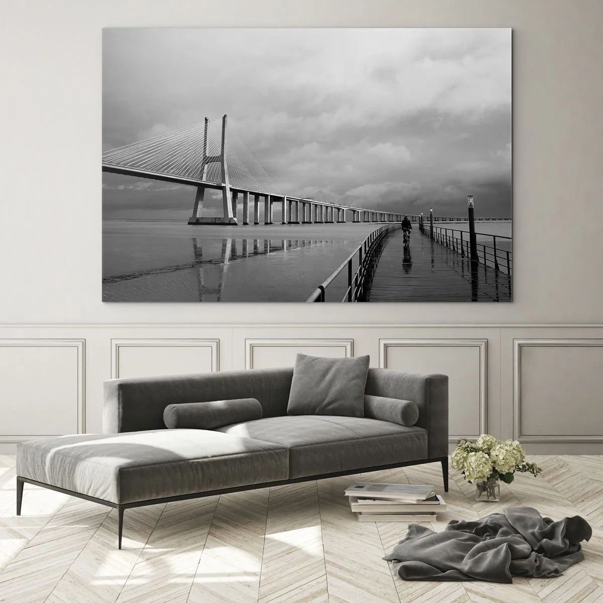 Obraz na skle - Most v monochromatickej krajine s cyklistom - 70x50cm - Každému, čo mu patrí - Moderná nástenná dekorácia do obývacej izby a spálne ARTTOR