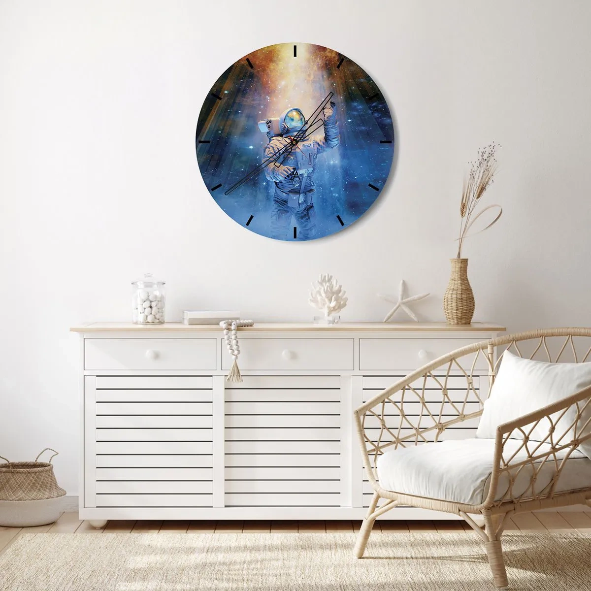 Nástenné hodiny - Astronaut unášaný vesmírom vo svetle hviezd - 30x30cm - Konečne v cieli - Moderná nástenná dekorácia do obývacej izby, kuchyne a spálne ARTTOR