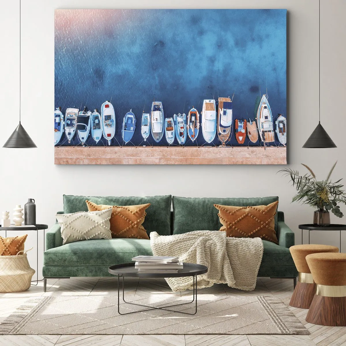 Obraz na plátne - Lode kotviace pri brehu na pozadí modrej vody - 70x50cm - V rade za sebou - Moderná nástenná dekorácia do obývacej izby a spálne ARTTOR