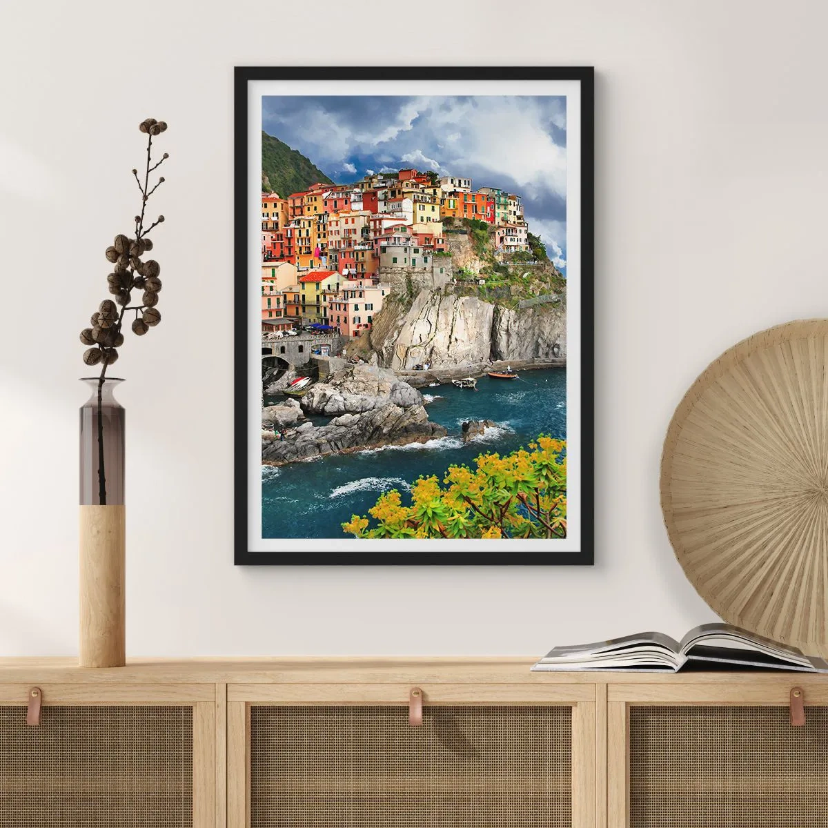 Plagát v čiernom ráme - Farebné domy na skalách pri mori v malebnom mestečku - 50x70cm - Hromádka pritúlená k skalám - Moderná nástenná dekorácia do obývacej izby a spálne ARTTOR