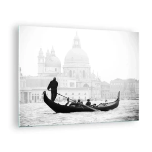 Obraz na skle - Čiernobiela gondola na pozadí Benátok - 70x50cm - Cesta k zdroju krásy - Moderná nástenná dekorácia do obývacej izby a spálne ARTTOR