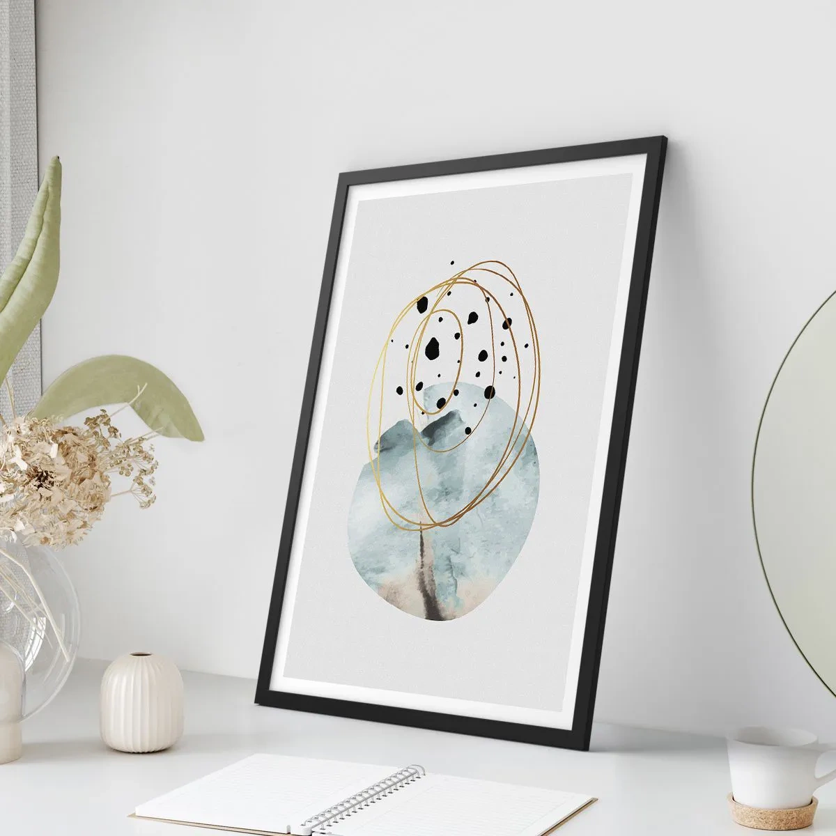 Plagát v čiernom ráme - Minimalistická abstrakcia so zlatými a modrými akcentmi - 50x70cm - V objatí priestoru - Moderná nástenná dekorácia do obývacej izby a spálne ARTTOR