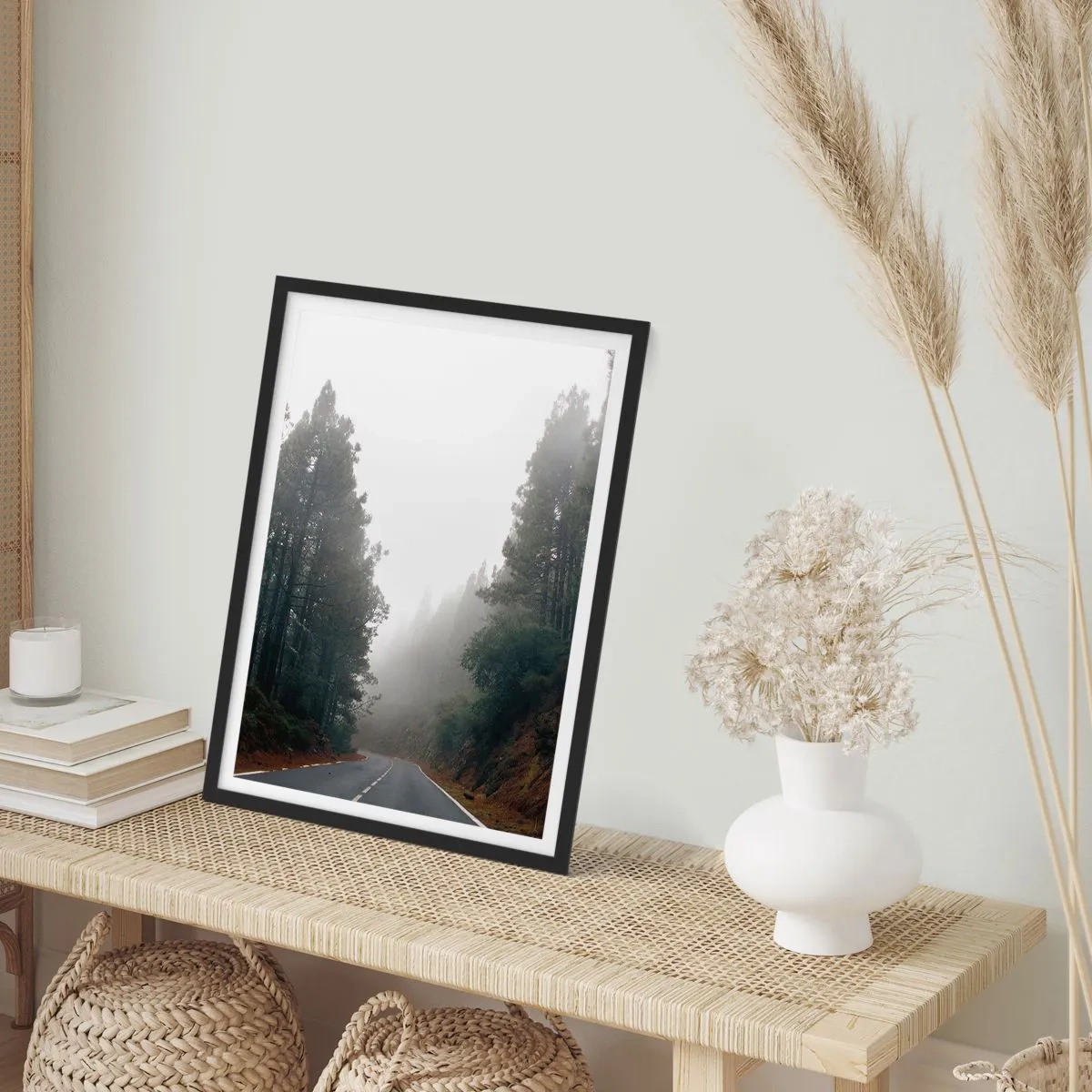Plagát v čiernom ráme - Kľukatá cesta medzi stromami zahalená v hmle - 50x70cm - Príbeh kúzelného lesa - Moderná nástenná dekorácia do obývacej izby a spálne ARTTOR