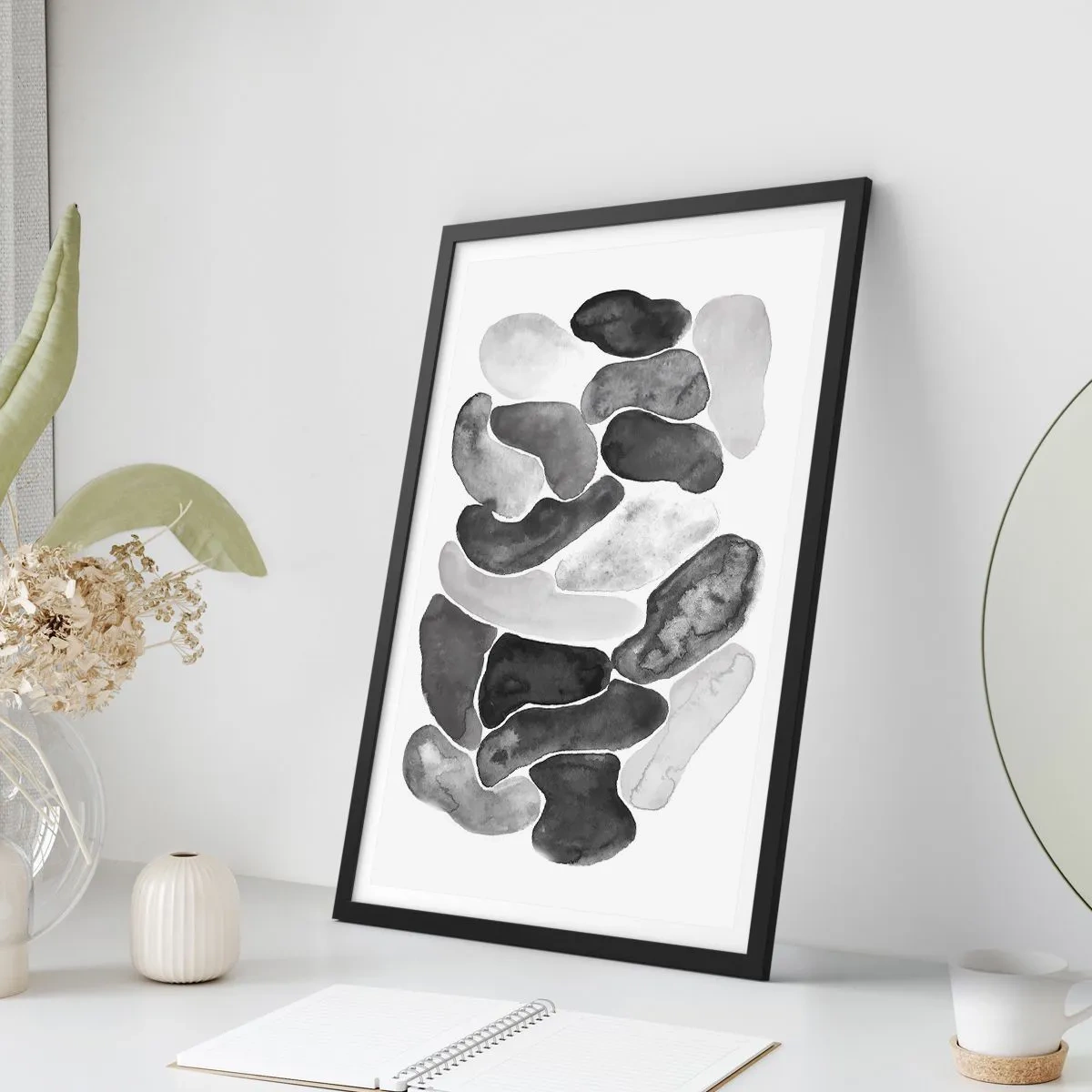 Plagát v čiernom ráme - Abstraktné tvary v odtieňoch čiernej, sivej a bielej - 50x70cm - Kamenistá abstrakcia - Moderná nástenná dekorácia do obývacej izby a spálne ARTTOR