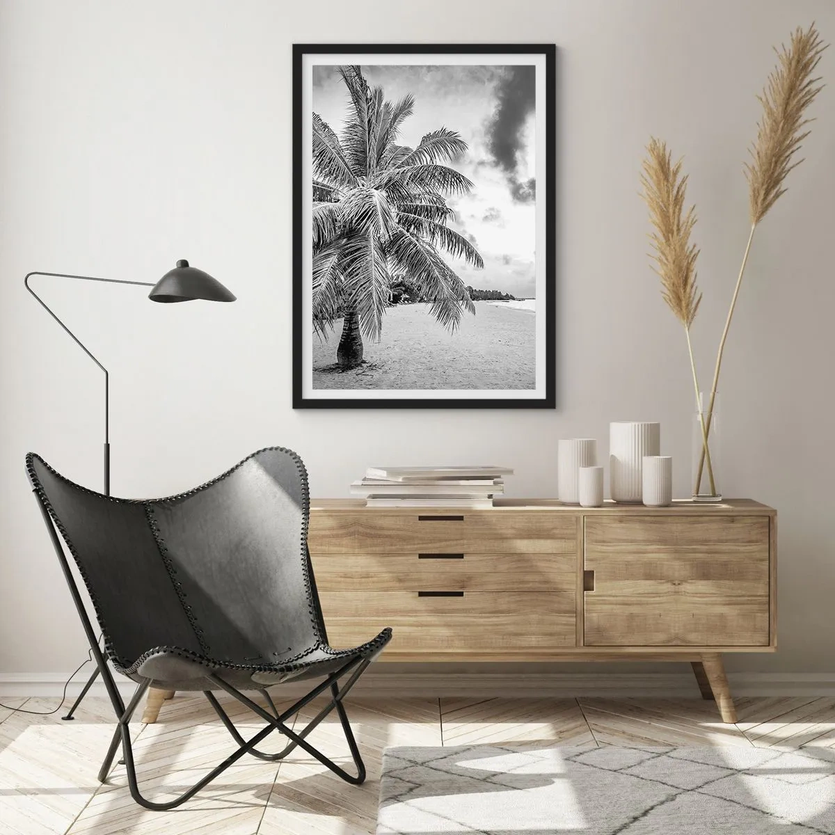 Plagát v čiernom ráme - Čiernobiela palma na prázdnej pláži pod zamračenou oblohou. - 50x70cm - Keď túžiš po samote…. - Moderná nástenná dekorácia do obývacej izby a spálne ARTTOR