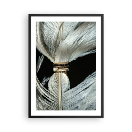 Plagát v čiernom ráme - Detailný záber na biele perie zviazané zlatou stuhou - 50x70cm - …a neopustím ťa…. - Moderná nástenná dekorácia do obývacej izby a spálne ARTTOR
