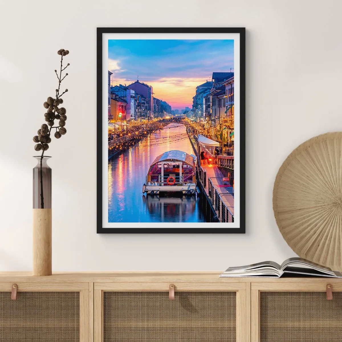 Plagát v čiernom ráme - Kanál s loďou a večerným osvetlením v pastelovom západe slnka - 50x70cm - Večer plný svetla a zábavy - Moderná nástenná dekorácia do obývacej izby a spálne ARTTOR