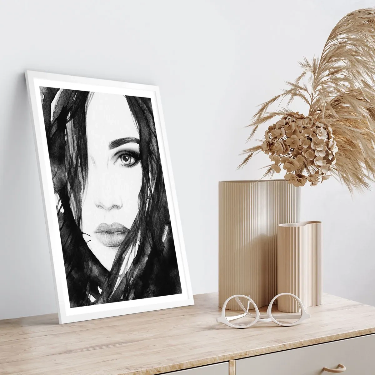 Plagát v bielom ráme - Portrét dámy v čiernej a bielej - 50x70 cm