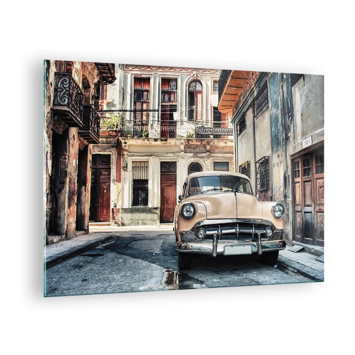 Obraz na skle - Retro auto na ulici starého mesta - 70x50cm - Siesta v Havane - Moderná nástenná dekorácia do obývacej izby a spálne ARTTOR