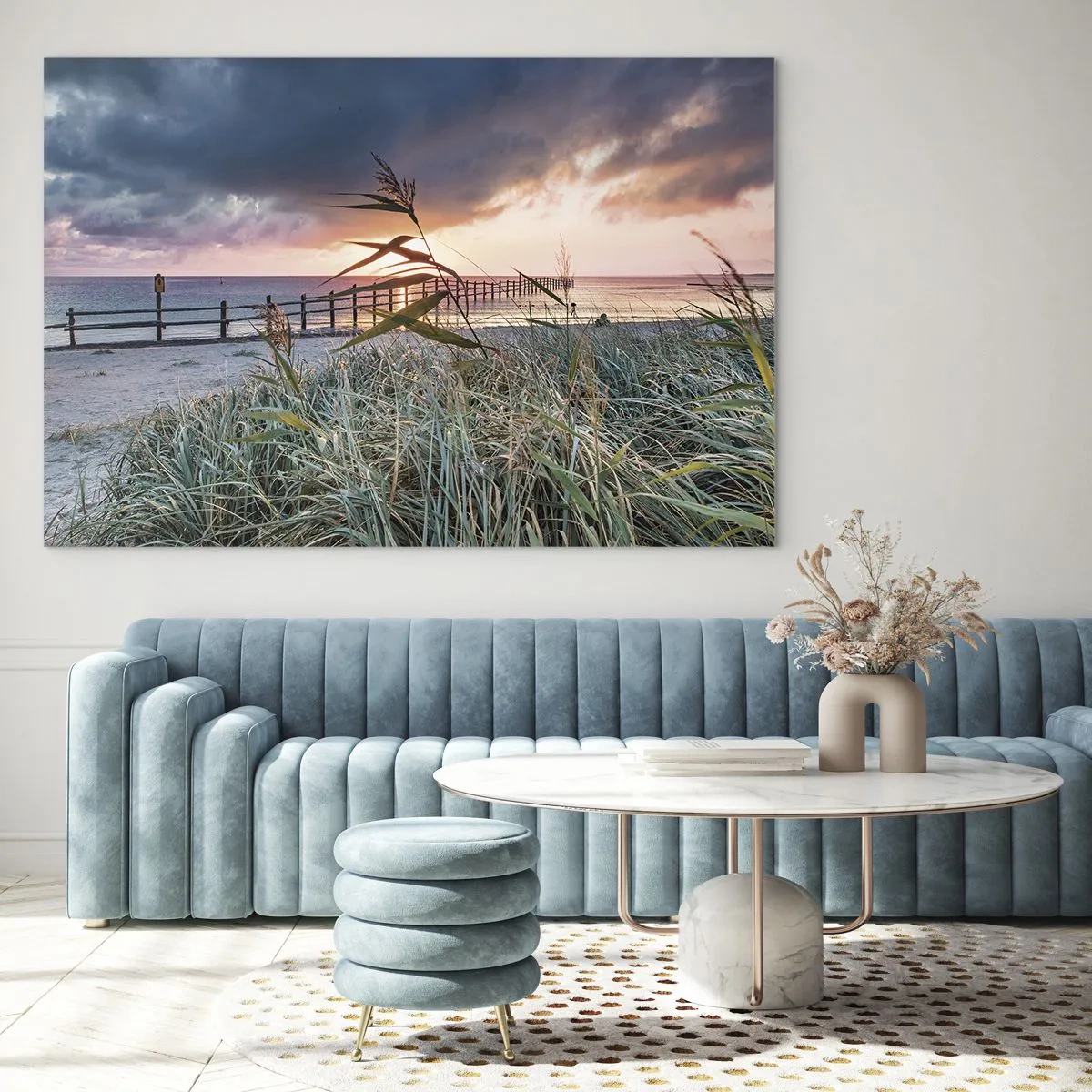 Obraz na skle - Pláž pri západe slnka s výhľadom na mólo, obklopená trávou - 70x50cm - Neodviate vetrom - Moderná nástenná dekorácia do obývacej izby a spálne ARTTOR