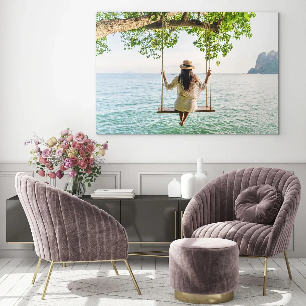 Obraz na skle - Žena na hojdačke pri mori v tropickom prostredí - 70x50cm - Život je krásny - Moderná nástenná dekorácia do obývacej izby a spálne ARTTOR