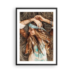 Plagát v čiernom ráme - Žena v boho štýle s dredmi a ornamentmi na pozadí suchej trávy. - 50x70cm - Na ceste do leta lásky - Moderná nástenná dekorácia do obývacej izby a spálne ARTTOR