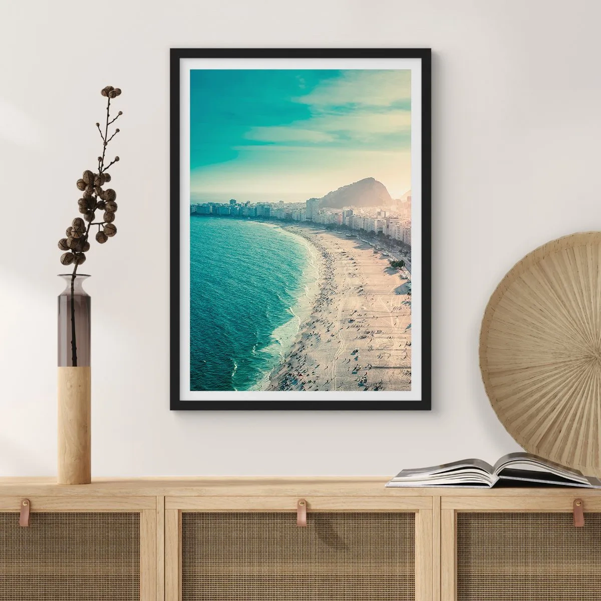 Plagát v čiernom ráme - Výhľad na pláž a mesto pri západe slnka - 50x70cm - Večná dovolenka v Riu - Moderná nástenná dekorácia do obývacej izby a spálne ARTTOR