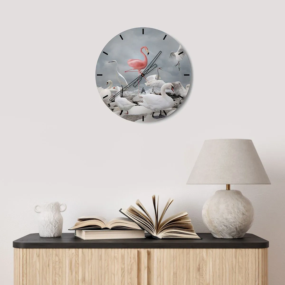 Nástenné hodiny - Ružový plameniak medzi bielymi labuťami a volavkami nad vodou - 30x30cm - Kde som sa tu vzal? - Moderná nástenná dekorácia do obývacej izby, kuchyne a spálne ARTTOR