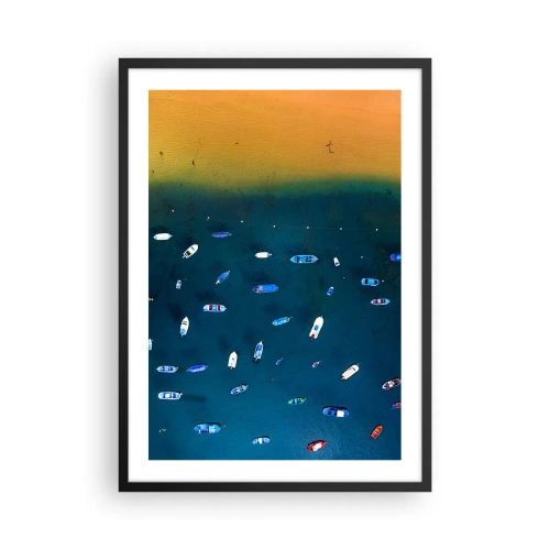 Plagát v čiernom ráme - Letecký pohľad na lode plávajúce pozdĺž pláže - 50x70cm - Prázdninová hra - Moderná nástenná dekorácia do obývacej izby a spálne ARTTOR
