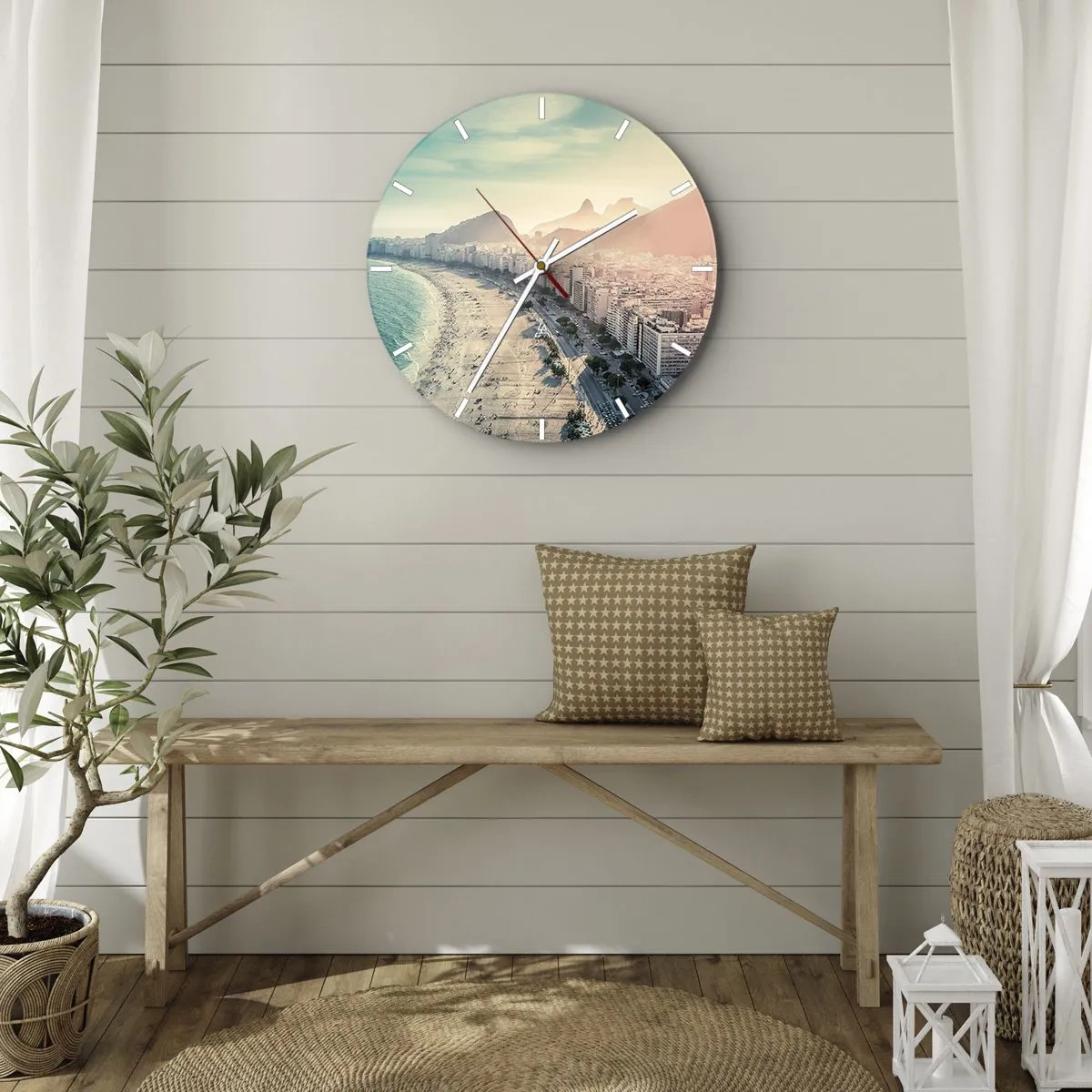 Nástenné hodiny - Panoráma pláže a mesta pri západe slnka - 30x30cm - Večná dovolenka v Riu - Moderná nástenná dekorácia do obývacej izby, kuchyne a spálne ARTTOR