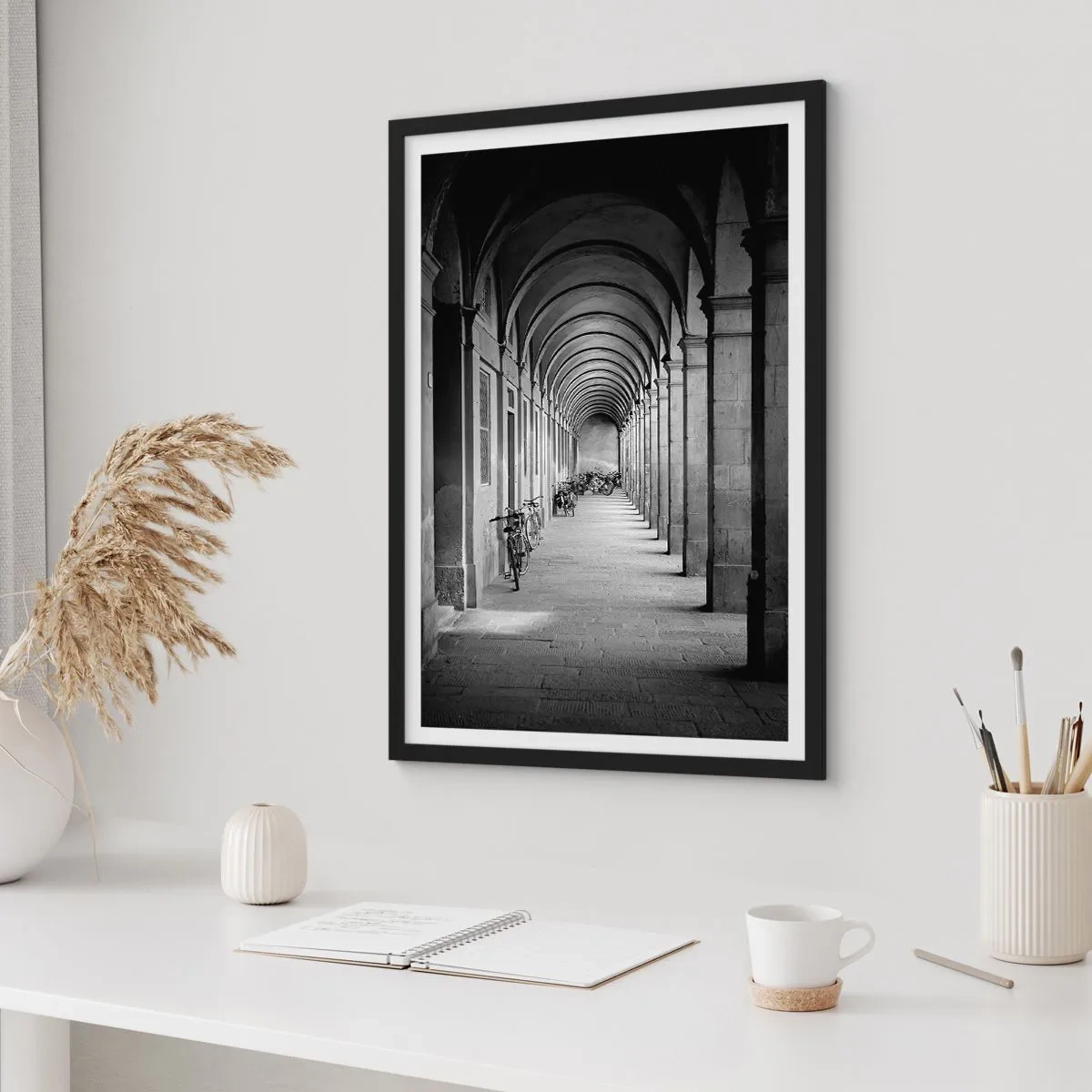 Plagát v čiernom ráme - Čiernobiela architektúra arkád - 50x70cm - Pod arkádami - Moderná nástenná dekorácia do obývacej izby a spálne ARTTOR