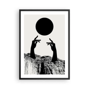 Plagát v čiernom ráme - Symbolické ruky siahajúce po čiernej lopte na pozadí skál - 50x70cm - Surrealistická kompozícia: slnko a zvyšok - Moderná nástenná dekorácia do obývacej izby a spálne ARTTOR