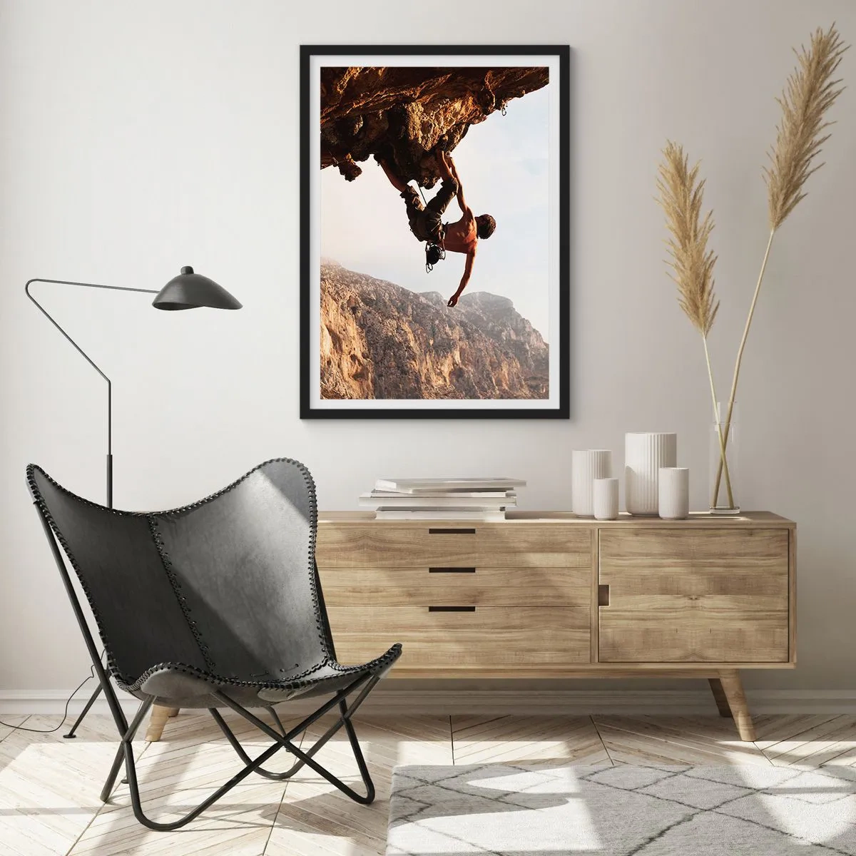 Plagát v čiernom ráme - Lezenie na slnku - 50x70cm - Svet zovretý v ruke na zosuve balvanu - Moderná nástenná dekorácia do obývacej izby a spálne ARTTOR