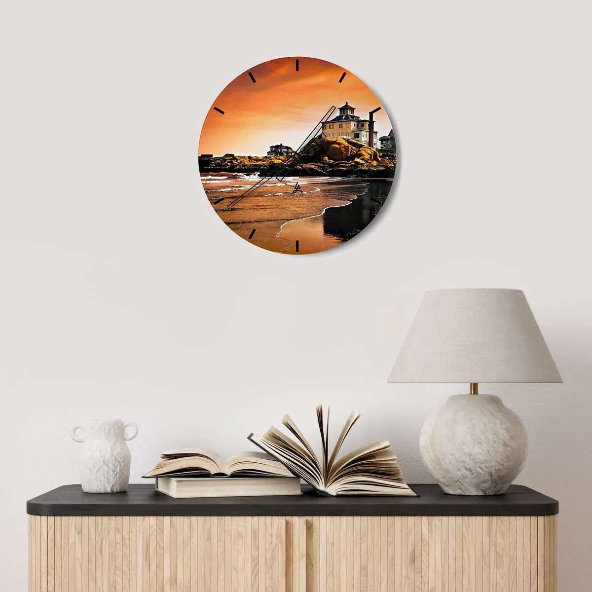 Nástenné hodiny - Dom na skalnatom pobreží pri západe slnka - 30x30cm - Elegancia západného pobrežia - Moderná nástenná dekorácia do obývacej izby, kuchyne a spálne ARTTOR