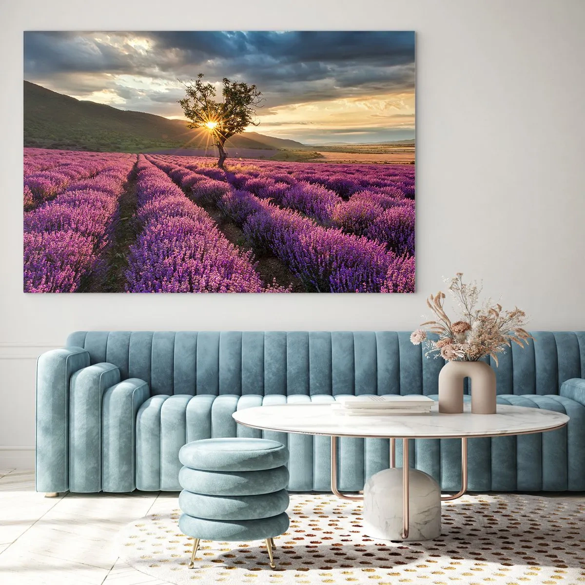 Obraz na skle - Levanduľové pole s osamelým stromom v lúčoch zapadajúceho slnka - 70x50cm - Aróma vo fialovej - Moderná nástenná dekorácia do obývacej izby a spálne ARTTOR