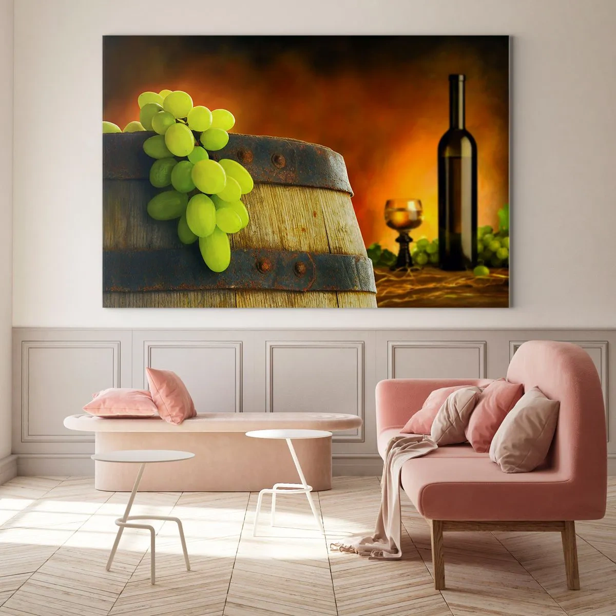 Obraz na skle - Hrozno na sude v rustikálnom prostredí s vínom v pozadí - 70x50cm - Zátišie s fľašou vína a hroznom - Moderná nástenná dekorácia do obývacej izby a spálne ARTTOR