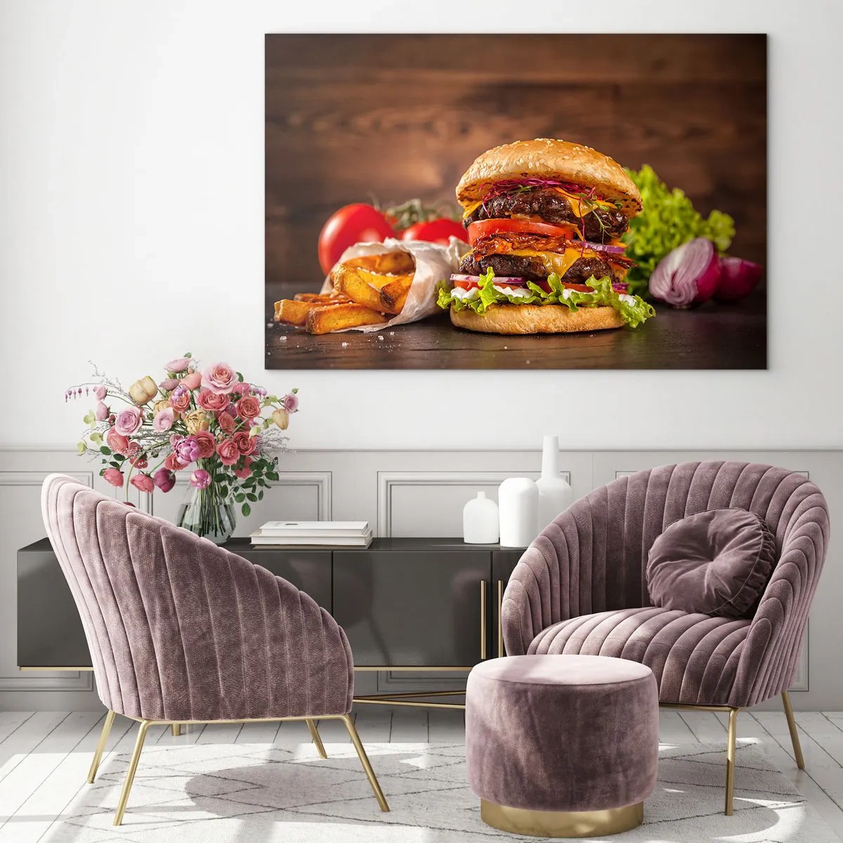 Obraz na skle - Šťavnatý burger s polevami a hranolkami na drevenom pozadí - 70x50cm - Zakázané ovocie - Moderná nástenná dekorácia do obývacej izby a spálne ARTTOR
