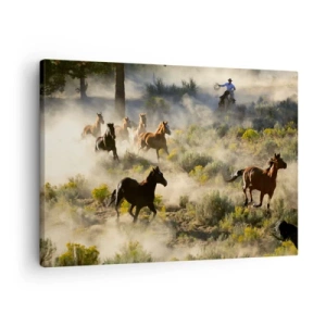 Obraz na plátne - Stádo divých koní cválajúcich prachom a vegetáciou - 70x50cm - Rivalita - sloboda alebo mužská sila? - Moderná nástenná dekorácia do obývacej izby a spálne ARTTOR