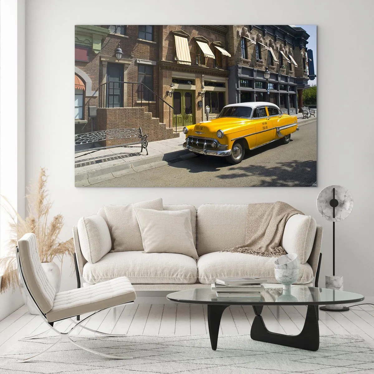 Obraz na skle - Žltý taxík na pozadí klasického činžiakového domu - 70x50cm - Kedysi dávno v Amerike - Moderná nástenná dekorácia do obývacej izby a spálne ARTTOR
