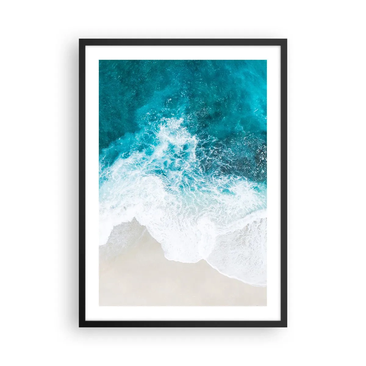 Plagát v čiernom ráme - Letecký pohľad na tyrkysové vlny narážajúce na piesočnatú pláž - 50x70cm - Prirodzené pohladenie - Moderná nástenná dekorácia do obývacej izby a spálne ARTTOR