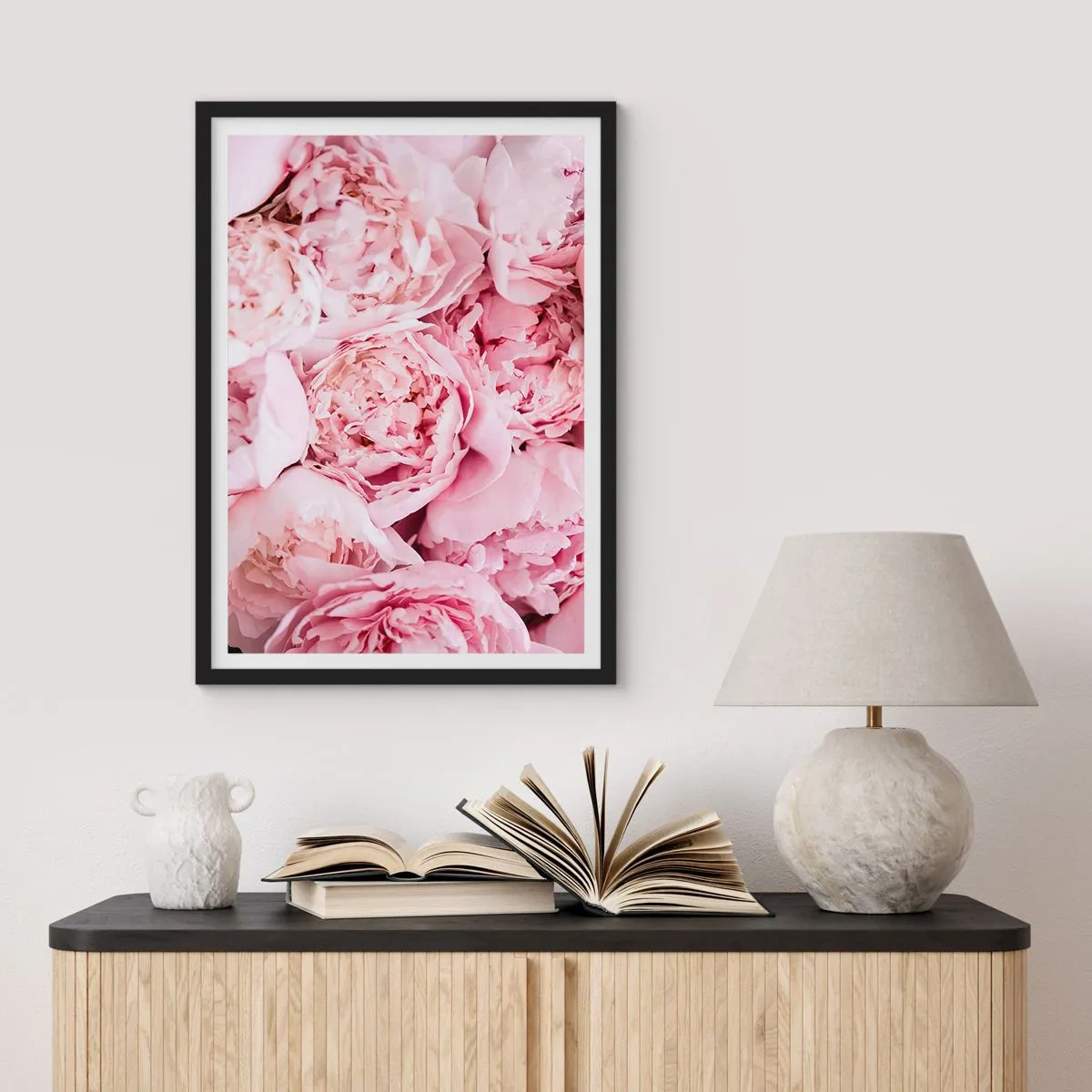 Plagát v čiernom ráme - Detailný záber na jemné ružové pivonky v plnom kvete - 50x70cm - Pritúlené a voňavé - Moderná nástenná dekorácia do obývacej izby a spálne ARTTOR