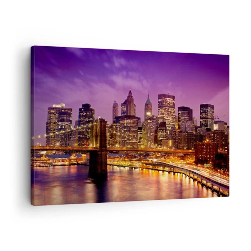Obraz na plátne - Panoráma mesta s mostom vo večernom svetle proti fialovej oblohe - 70x50cm - Fialovo-zlatý Manhattan - Moderná nástenná dekorácia do obývacej izby a spálne ARTTOR