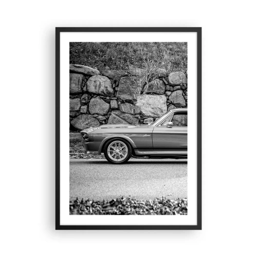 Plagát v čiernom ráme - Čiernobiele klasické auto pri kamennej stene - 50x70cm - Legenda 60. rokov - Moderná nástenná dekorácia do obývacej izby a spálne ARTTOR