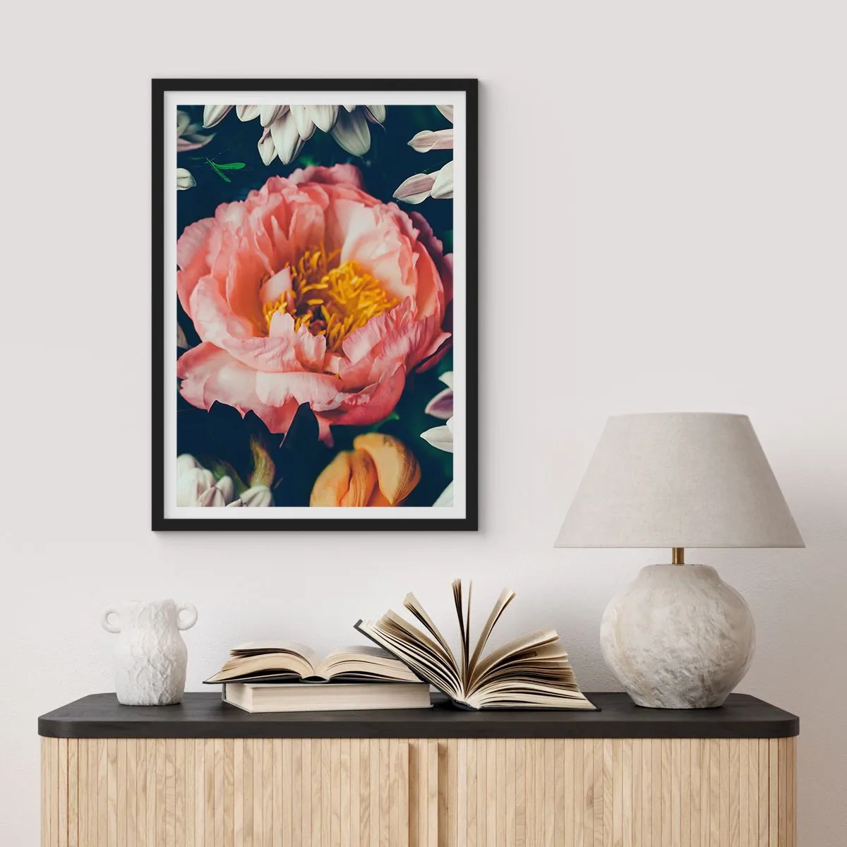 Plagát v čiernom ráme - Ružový kvet so žltým stredom obklopený inými kvetmi - 50x70cm - S barokovým prepychom - Moderná nástenná dekorácia do obývacej izby a spálne ARTTOR