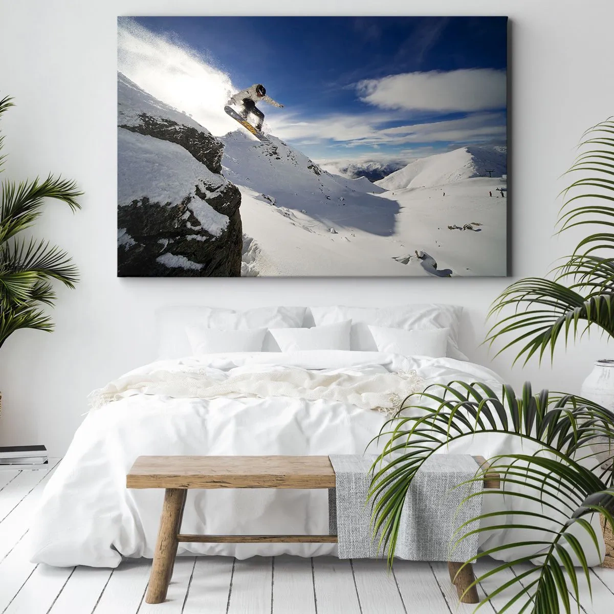 Obraz na plátne - Snowboardista skáče z útesu so zasneženými horami v pozadí. - 70x50cm - Sloboda bez hraníc - Moderná nástenná dekorácia do obývacej izby a spálne ARTTOR