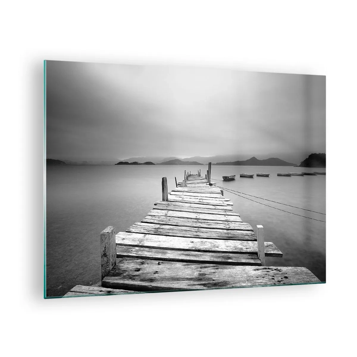 Obraz na skle - Drevené mólo nad pokojným jazerom v čiernobielej farbe - 70x50cm - Za horami, za morom  - Moderná nástenná dekorácia do obývacej izby a spálne ARTTOR
