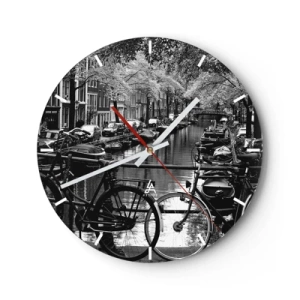 Nástenné hodiny - Čiernobiely pohľad na kanál s bicyklami v Amsterdame - 30x30cm - Veľmi holandský výhľad - Moderná nástenná dekorácia do obývacej izby, kuchyne a spálne ARTTOR