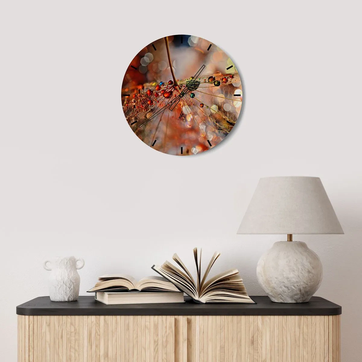 Nástenné hodiny - Kvapky rosy na pavučine v rannom svetle - 30x30cm - Navlečené na pavučinu - Moderná nástenná dekorácia do obývacej izby, kuchyne a spálne ARTTOR