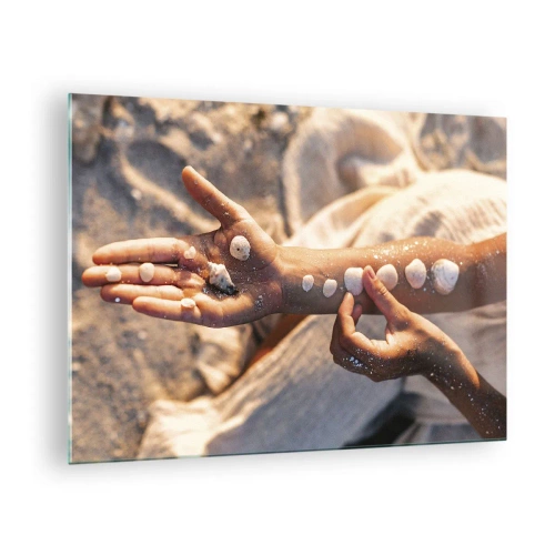 Obraz na skle - Detské ruky s mušľami na pozadí piesku a látky - 70x50cm - Krása na dosah - Moderná nástenná dekorácia do obývacej izby a spálne ARTTOR