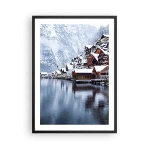 Plagát v čiernom ráme - Zimná krajina horskej dediny pri jazere - 50x70cm - V zimnej dekorácii - Moderná nástenná dekorácia do obývacej izby a spálne ARTTOR