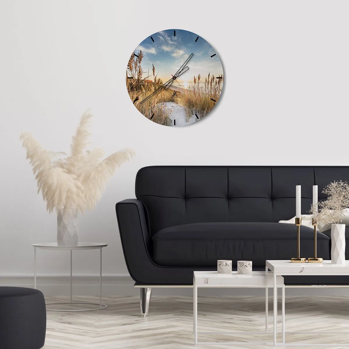 Nástenné hodiny - Piesočnatá pláž s trávou osvetlenou slnečnými lúčmi - 30x30cm - Severná pláž - Moderná nástenná dekorácia do obývacej izby, kuchyne a spálne ARTTOR