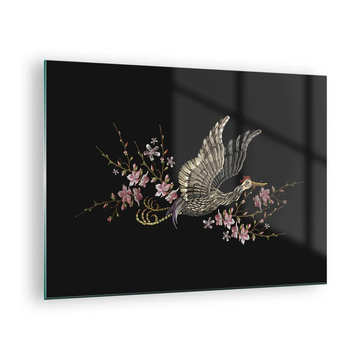 Obraz na skle - Vyšívaný vták za letu s kvetmi v pozadí na tmavom pozadí - 70x50cm - Exotický vyšívaný vták - Moderná nástenná dekorácia do obývacej izby a spálne ARTTOR