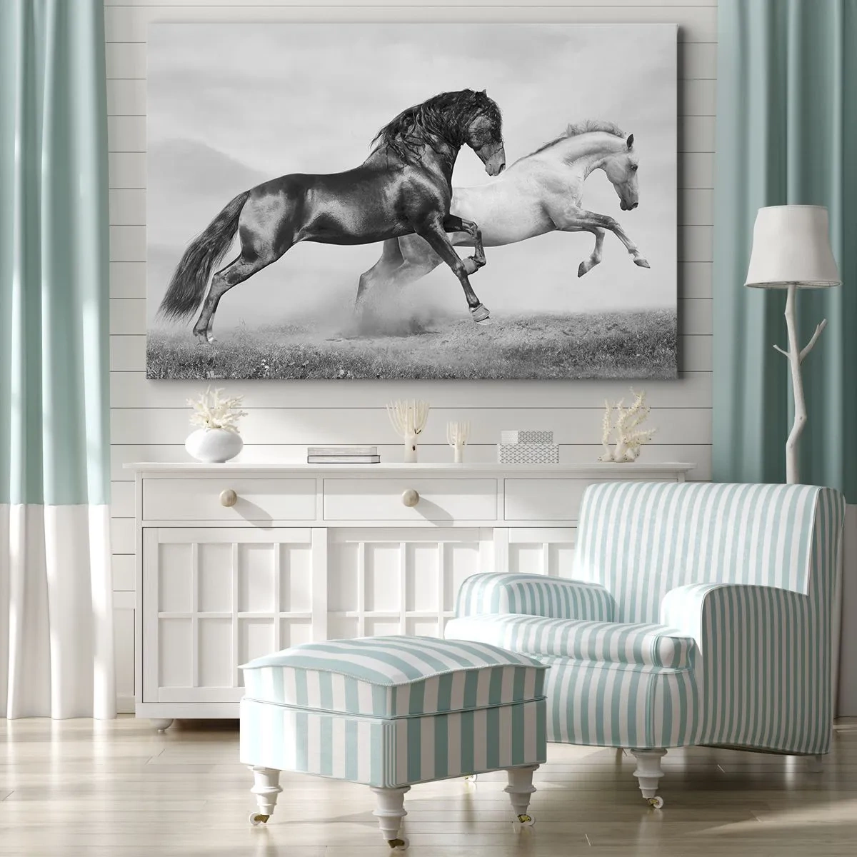 Obraz na plátne - Dva cválajúce kone v dynamickej čiernobielej kompozícii - 70x50cm - Anjeli a démoni - Moderná nástenná dekorácia do obývacej izby a spálne ARTTOR