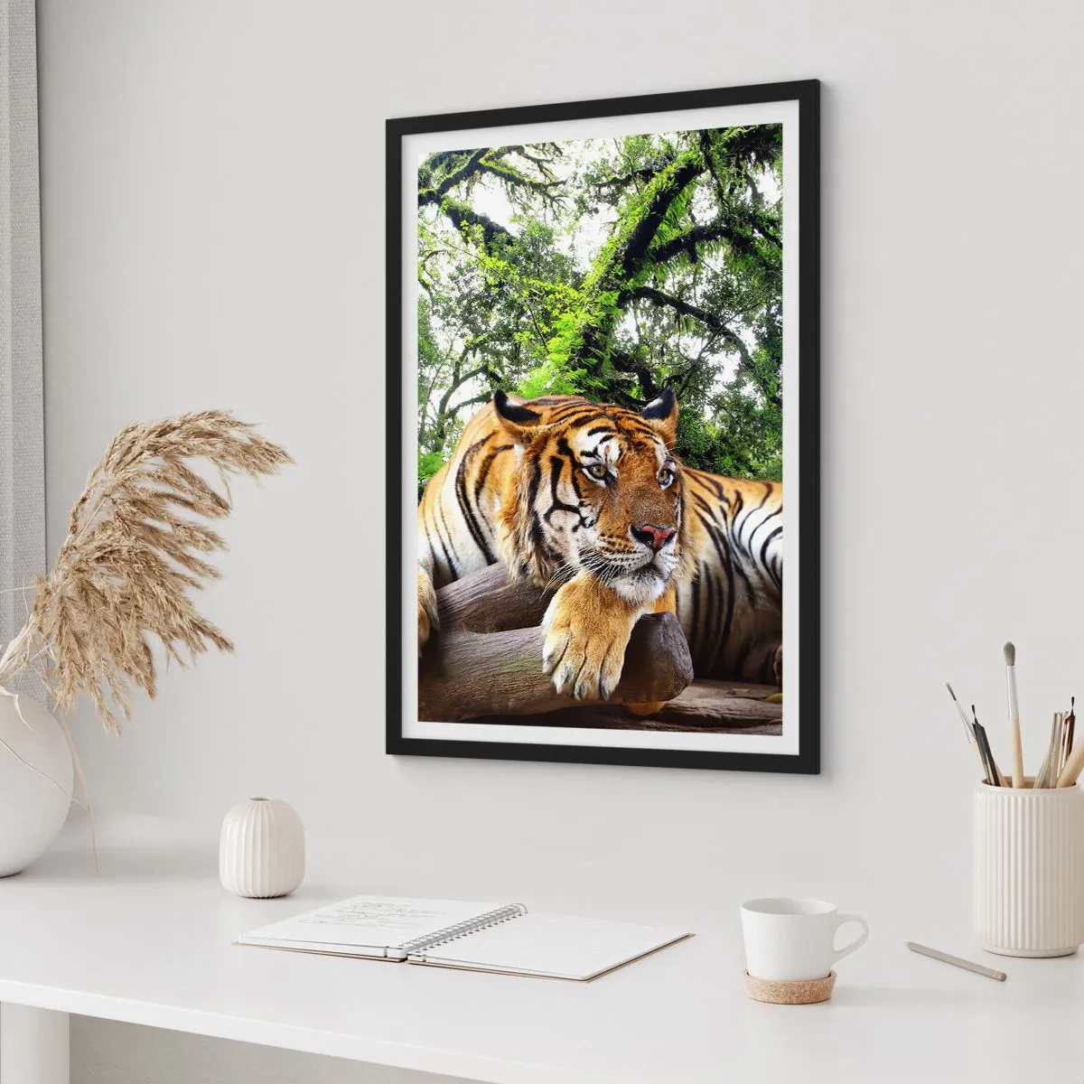 Plagát v čiernom ráme - Tiger odpočíva medzi zelenými stromami - 50x70cm - S úctou - Moderná nástenná dekorácia do obývacej izby a spálne ARTTOR
