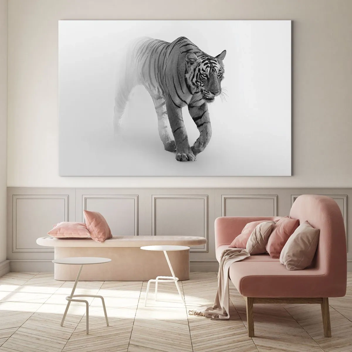 Obraz na skle - Tiger kráčajúci hmlou s jemným rozmazaním v pozadí - 70x50cm - Prikrčený v hmle - Moderná nástenná dekorácia do obývacej izby a spálne ARTTOR