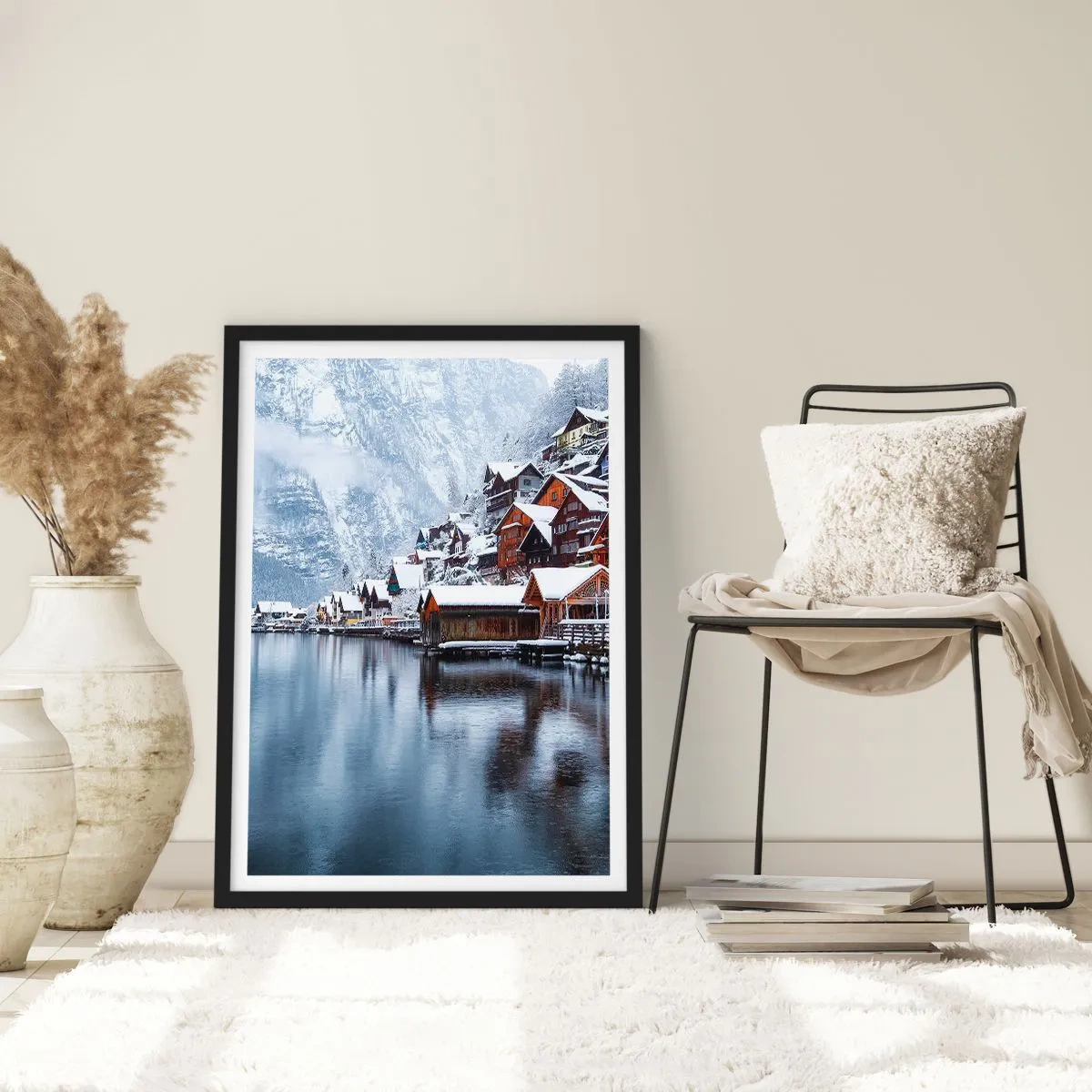 Plagát v čiernom ráme - Zimná krajina horskej dediny pri jazere - 50x70cm - V zimnej dekorácii - Moderná nástenná dekorácia do obývacej izby a spálne ARTTOR