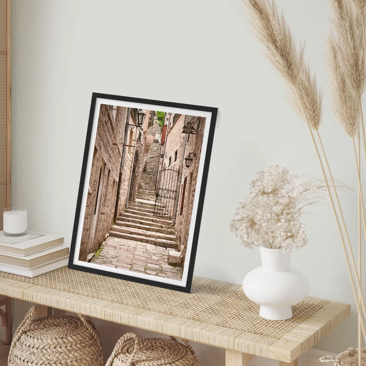 Plagát v čiernom ráme - Kamenná ulica s historickými schodmi a lampášmi - 50x70cm - Kúzelná stará ulička - Moderná nástenná dekorácia do obývacej izby a spálne ARTTOR