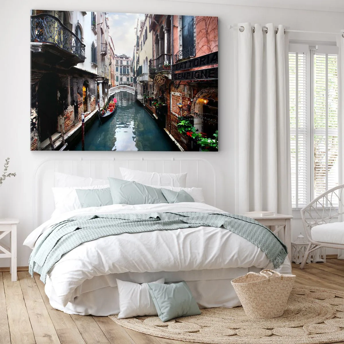 Obraz na plátne - Kanál v Benátkach s gondolou a historickými budovami - 70x50cm - Benátska krajina s gondolou a mostíkom - Moderná nástenná dekorácia do obývacej izby a spálne ARTTOR